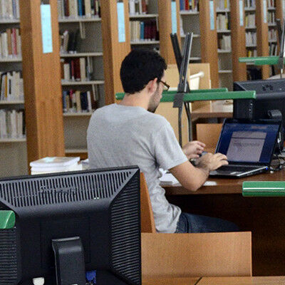 salle avec des ordinateurs