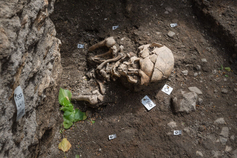 Histoire & Archéologie - Architecture & Bâtiments - Découverte de la première sépulture à proximité du chevet de l'église Saint-Nicolas et de l'aile du cloître Guillaume de La Tremblaye. © Hamid Azmoun/Inrap Histoire & Archéologie - Architecture & Bâtiments