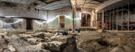 Histoire & Archéologie - Architecture & Bâtiments - 117 Bd Saint-Germain, Paris 2025. Vue panoramique de la fouille en plan de la zone 3 au sous-sol. Une partie de la pièce (à droite sur la photo) est encore inaccessible du fait de la finalisation du c Histoire & Archéologie - Architecture & Bâtiments