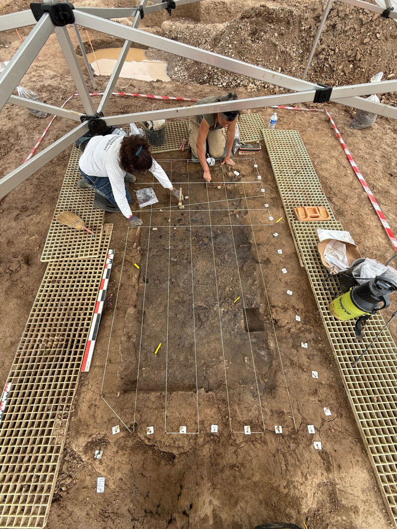 Histoire & Archéologie - Science des matériaux - Début de la fouille du bustum vu vers le nord. © Patrick Ernaux, Inrap Histoire & Archéologie - Science des matériaux